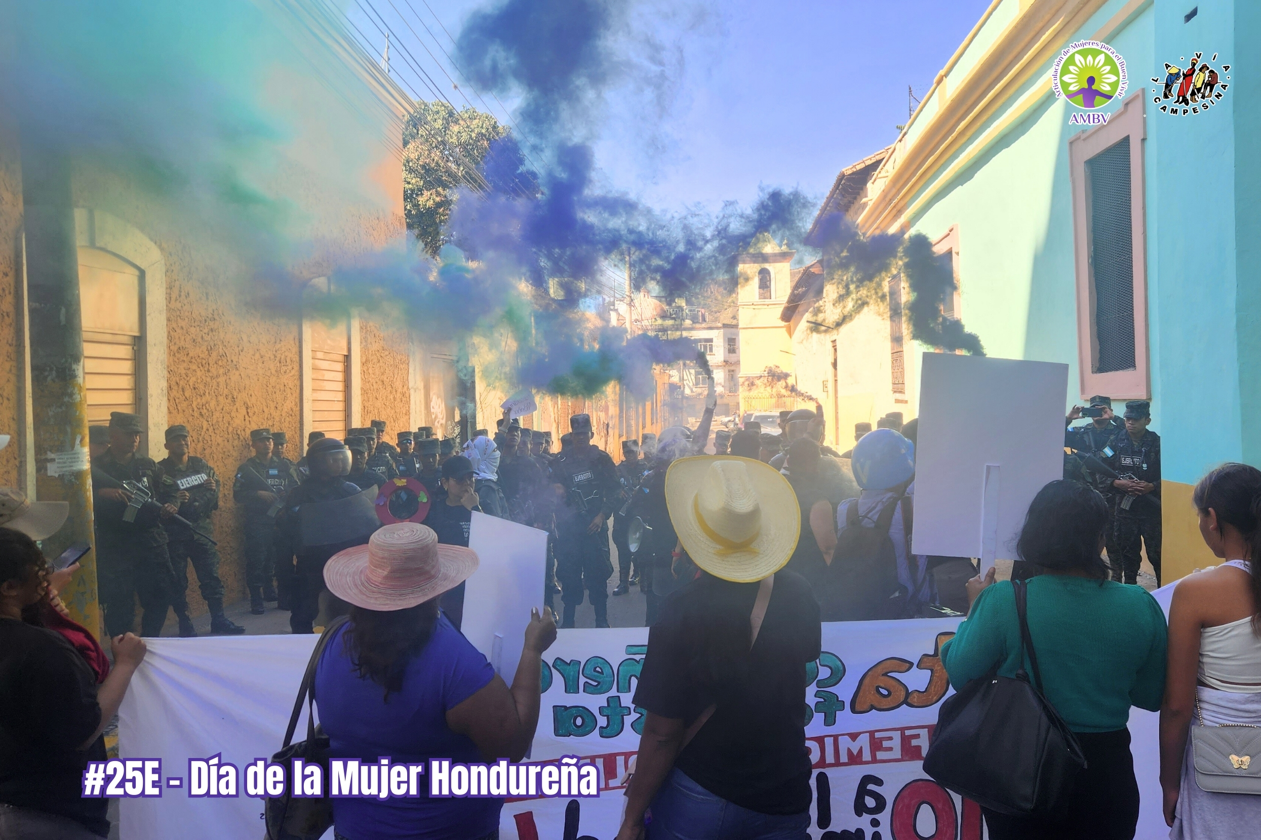 Día de la Mujer Hondureña 2026 represión militar Honduras protesta feminista Honduras mujeres reprimidas en Tegucigalpa militarización en Honduras manifestación 25 de enero Honduras represión a la protesta social feminismo en Honduras violencia estatal contra mujeres mujeres autoconvocadas Honduras La Vía Campesina Honduras protesta feminista Tegucigalpa derechos de las mujeres Honduras represión militar contra mujeres feministas en Honduras Día de la Mujer Hondureña represión 2026 protesta feminista reprimida por militares en Tegucigalpa militarización del espacio público en Honduras criminalización de la protesta feminista derechos humanos mujeres Honduras 2026 mujeres reprimidas durante movilización 25 de enero